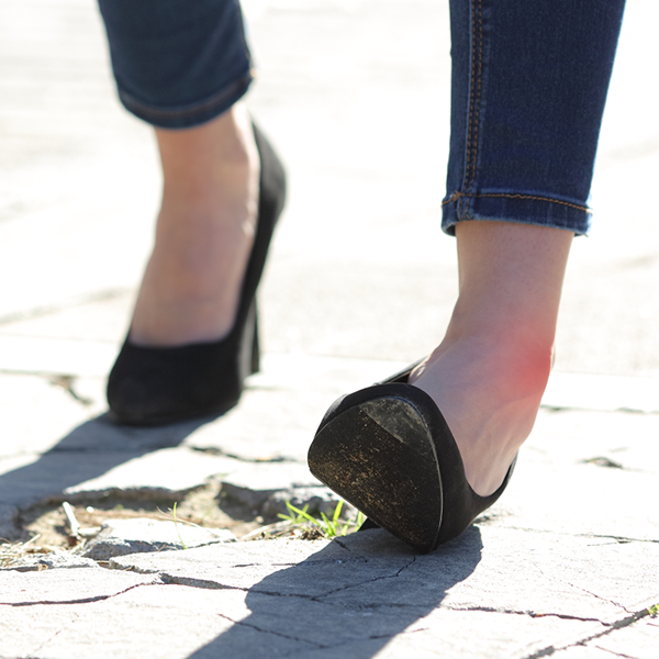 腳踝扭傷腫脹不消怎麼辦？症狀、處理及治療方式