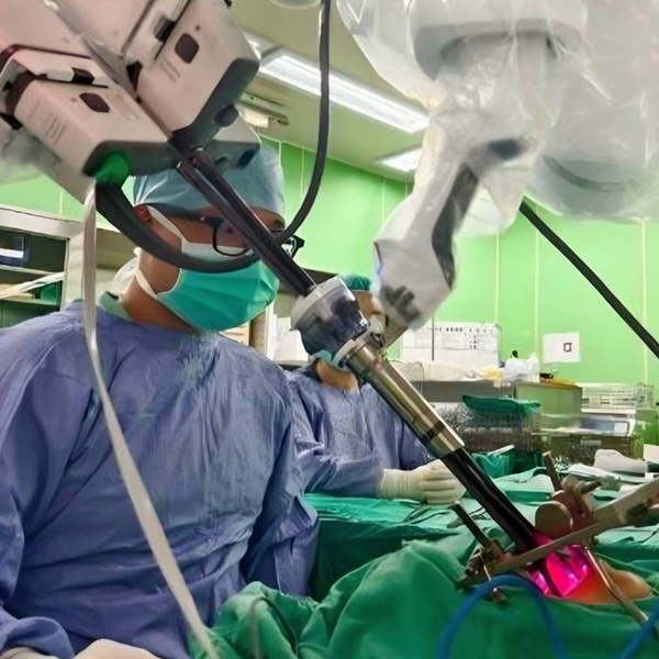 罕見咽喉小唾腺癌    林口長庚採用「單孔達文西內外複合喉保留手術」 助病人抗癌不失聲