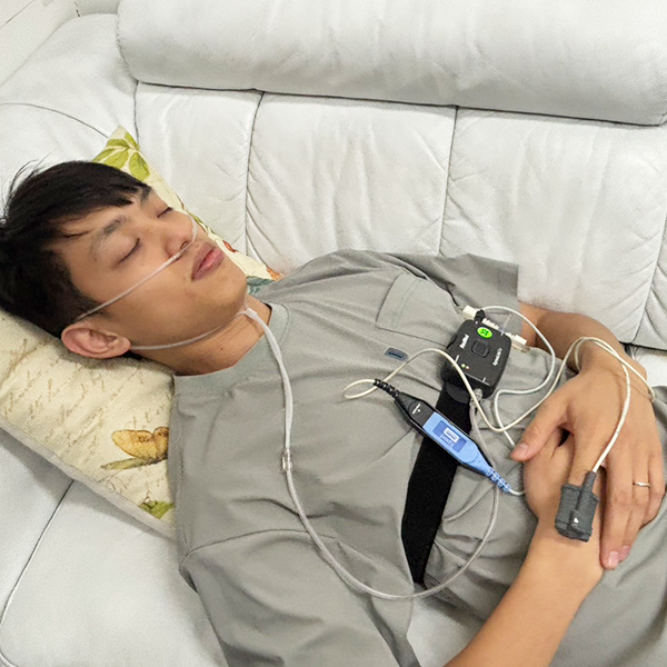 在家也能做睡眠檢查!打呼、嗜睡別再拖 睡眠呼吸中止症恐增心血管疾病風險 居家睡眠檢查助早期發現