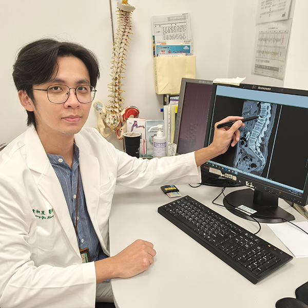 想當鏟子超人,也要有好骨力!骨密度就是你的行動保險 72歲婦人長期背痛  檢查發現嚴重骨鬆導致多節脊椎壓迫性骨折 營養師教你顧骨本三要訣  提醒成人每日應補充1000毫克鈣