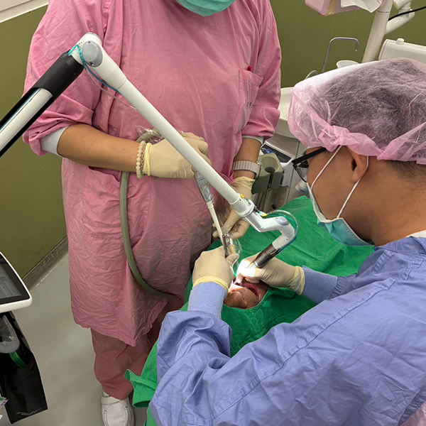 忙碌女主管牙齒清潔不到位　骨頭吸收才驚覺牙周病惡化 牙醫師：牙齦紅腫、清潔不足是警訊　正確清潔比次數更重要