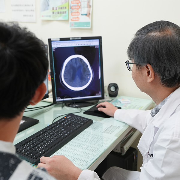 40歲男曬衣突腦中風倒地、講話含糊！ 醫緊急打血栓藥救回