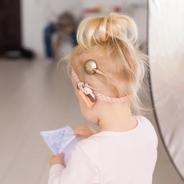 優化兒童照護 健保112年7月起放寬人工電子耳第二耳給付及全額給付横膈膜電位導管