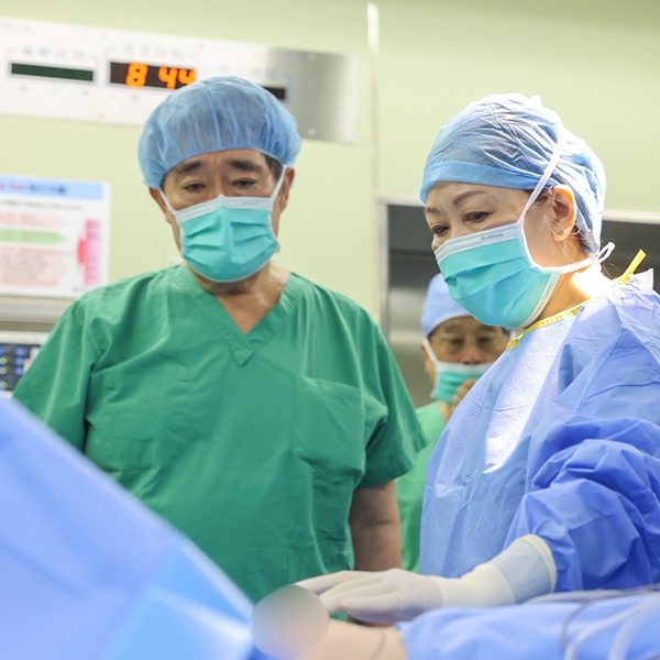 乳癌微創手術引領醫療新趨勢！國際乳癌治療權威親訪新光醫院觀摩取經