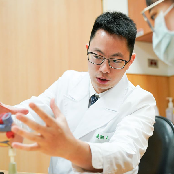 反覆發燒血球異常 三尖瓣重度逆流致脾臟腫大