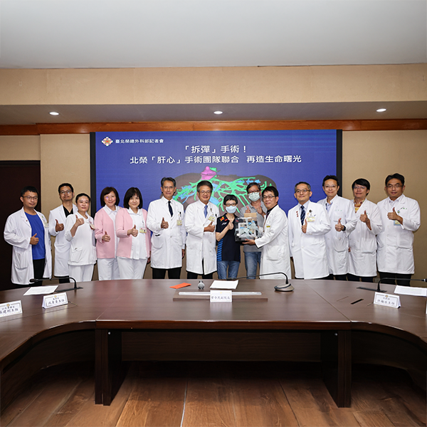 挑戰不可能!北榮完成全球罕見「肝臟自體移植合併體外心肺循環」手術 「肝心」團隊14小時聯手「拆彈」 惡性平滑肌肉瘤患者重獲新生
